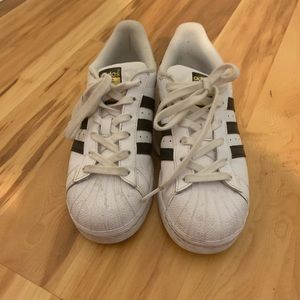 Size 6 Adidas superstars